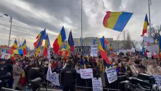 Protest la Parlament. Mii de susținători ai lui Călin Georgescu cer reluarea turului 2. Circulaţie blocată. Şefa POT, altercaţie cu jandarmii