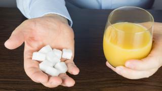 Câte linguriţe de zahăr conţine o doză de suc. Avertismentul medicilor. "1 din 10 cazuri de diabet e provocat de băuturile dulci"