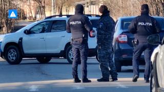 Suspectul în cazul dublei crime din Bihor era deja în arestul Poliţiei. O mamă şi fiul ei, găsiţi morţi în casă: "Tare ne pare rău pentru ea"