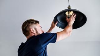 Sarcinile simple care-i îngrozesc pe mulţi tineri din Gen Z: 25% nu pot schimba nici măcar un bec