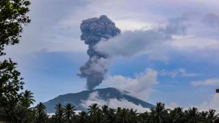 Reacţia localnicilor din Indonezia, după erupţia vulcanului Ibu. O coloană imensă de fum, de 4 km, s-a ridicat în atmosferă