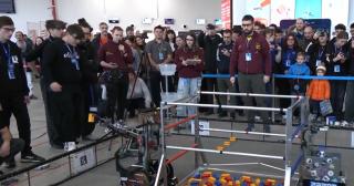 Bătălia roboţilor, pe aeroportul din Timişoara. Tinerii pasionaţi de robotică şi inovaţie au participat SkyTech Fest: câştigătorii au plecat în SUA