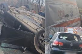 Impact între o maşină şi o ambulanţă, pe DN56B. O şoferiţă a lovit un parapet, a ricoşat în autospecială, apoi s-a rostogolit