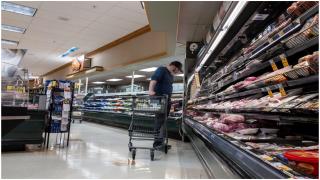 Cât va dura până când vom găsi mai multă carne de porc românească pe rafturi. Planul autorităților de a crește producția și a scădea importul