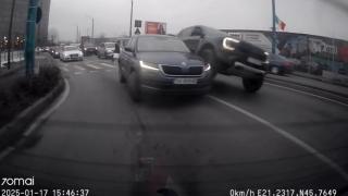 Şoferul unui SUV, filmat cum încearcă să se urce pe o Skoda după o şicanare în trafic, la Timişoara