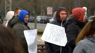 Protest la spitalul din Carei. Secţia de Pediatrie s-a închis din cauza deficitului de medici. Părinţii sunt disperaţi