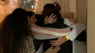 Lacrimi de bucurie în momentul în care cele 3 ostatice eliberate se reîntâlnesc cu familiile, după 15 luni de captivitate