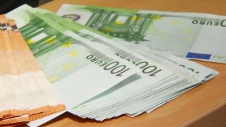 "Specialii", aproape să ne coste încă 600 de milioane de euro. Parlamentul a modificat în favoarea lor o lege negociată iniţial cu UE