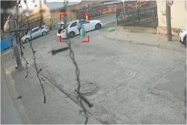 Şoferul unui Mercedes, filmat în timp ce opreşte pe marginea drumului şi aruncă pe trotuar sticle şi saci de gunoi