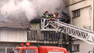 Incendiu puternic într-o clădire de birouri din Slatina. 25 de oameni au fost evacuaţi, pompierii încearcă să stingă flăcările