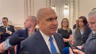 Scandal la Senat. Bolojan, huiduit pe holuri după ce a anunţat că va reduce numărul de angajaţi: 