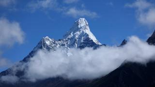 Cât costă să urci pe muntele Everest. Autorităţile din Nepal majorează taxele de acces