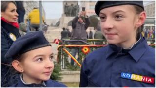 Două fetiţe, îmbrăcate în uniformă la parada militară de Mica Unire din Iaşi: 