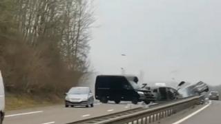 Accident tragic pe o autostradă din Franţa, surprins de un şofer român. Momentul impactului