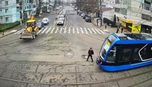 Un tramvai plin cu pasageri a plecat de pe loc fără vatman, într-o intersecţie din Brăila. Bărbatul coborâse să schimbe macazul