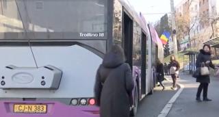 Tot mai mulţi români renunţă la maşină şi aleg mijloacele de transport în comun. Un singur autobuz scoate din trafic 70 de vehicule