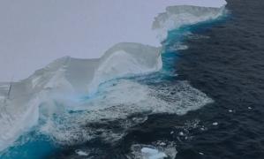 O bucată uriașă de gheață, aproape cât Parisul, s-a desprins din cel mai mare aisberg din lume