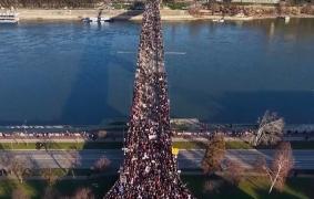 Protest uriaş în Serbia. Manifestanţii au blocat trei poduri peste Dunăre