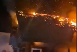 Incendiu cumplit în Maramureş. O femeie de 70 de ani a intrat în stare de şoc după ce casa i-a fost mistuită de flăcări