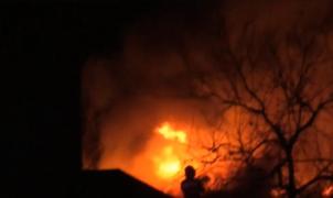 Incendiu puternic la o casă din Drobeta. Locuinţa s-a făcut scrum, în ciuda încercărilor disperate ale vecinilor de a ajuta