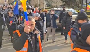 Protest la Ploiești. Angajații companiei de transport public au ieşit în stradă şi ameninţă cu blocarea totală a companiei. Ce nemulţumiri au