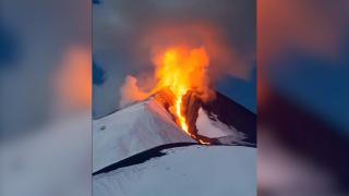 Spectacol impresionant pe Etna. Vulcanul erupe prin zăpadă la 1.800 de metri altitudine