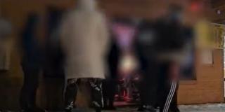 Bărbat, căutat de poliţişti după ce a dat buzna într-o sală de păcănele şi a furat 10.000 de lei. A ameninţat angajaţii cu un cuţit