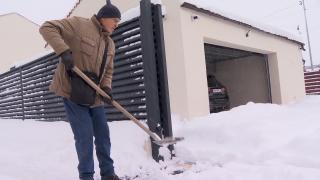 Ce amenzi riscă românii care nu deszăpezesc în faţa casei sau a blocului