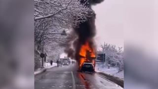 Circulaţie blocată pe DN 72, în Dâmboviţa. Un trailer care transporta opt mașini a luat foc