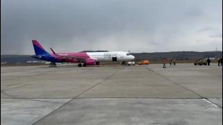 O femeie şi un copil au avut nevoie de îngrijiri, după aterizarea forţată a avionului Wizz Air, pe aeroportul din Cluj: "Impactul a fost atât de puternic"