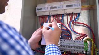 Un bloc nou din Braşov a rămas în beznă şi fără căldură, în prag de ger. Locatarii spun că ar fi vorba de un act de şantaj