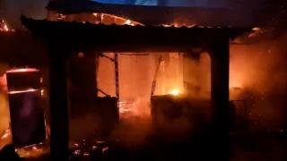 Incendiu, urmat de explozie într-o comună din Galaţi, după ce un bătrân a vrut să aprindă focul cu benzină