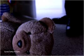 Sute de videoclipuri cu minori dezbrăcaţi, descoperite în calculatorul unui tânăr din Oradea. Bărbatul, arestat la domiciliu