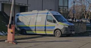 Foi impregnate cu droguri, vândute la Poarta Albă pe bani plătiţi de rudele deţinuţilor şi ţigări. Patru indivizi, reţinuţi