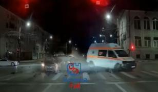 Momentul în care o ambulanţă în misiune este izbită în plin de o maşină, într-o intersecţie din Suceava