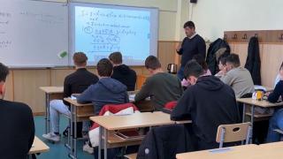 63 de școli din Iași, dotate cu mobilier nou cu bani prin PNRR. Elevii se plâng însă că scaunele şi băncile sunt incomode şi prea mici