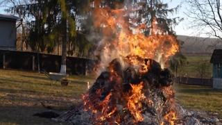 Ritualul din Maramureş care alungă iarna. Zeci de persoane l-au plimbat pe Ferko pe străzile comunei: 