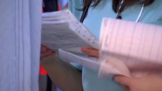 Bătrân căzut în curtea spitalului din Vâlcea şi rănit la cap, ignorat de medici: "N-avem ce să-i facem". Martorii l-au cărat pe braţe în interiorul secţiei