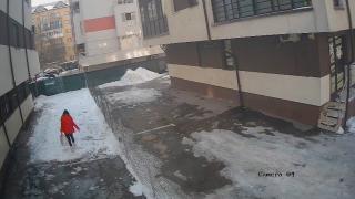 Momentul în care femeia de 35 de ani este ucisă de bucata de gheaţă căzută de pe bloc, în Militari Residence