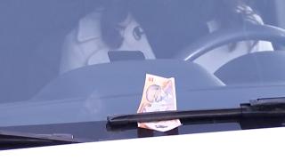 Bancnota pe parbrizul maşinii, noua metodă de furt în România. Hoţii acţionează rapid, mai ales în parcările mall-urilor