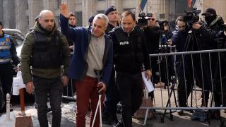 Momentul în care Călin Georgescu este adus, în cârje, la Parchetul General