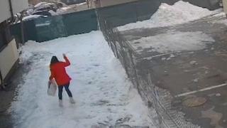 Femeia ucisă de gheaţa căzută de pe acoperiş, în Chiajna, era soţia administratorului de bloc. Acasă o aşteptau 2 copii