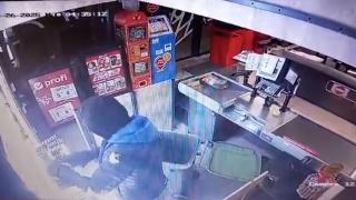 Momentul în care un hoț intră cu tomberonul într-un magazin din Galați și-l umple cu țigări. La fugă a avut parte de o surpriză