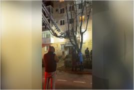 Spaimă pentru locuitorii unui bloc din Piteşti după ce o placă de beton s-a desprins şi a fost pe punctul să cadă peste ei