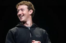 Cât a costat hanoracul purtat de Zuckerberg la lansarea Facebook. S-a licitat pentru el de 22 de ori