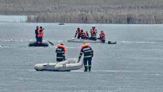 Filmul operaţiunii de salvare de pe Siret. Trei pescari la copcă au căzut în râu după ce gheaţa s-a spart sub ei