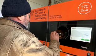 A treia comună din România cu sistem RetuRO. Oamenii mergeau zeci de kilometri ca să recicleze ambalajele: "Până acum erau aruncaţi banii ăştia"