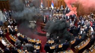 De la ce a pornit atacul cu fumigene din Parlamentul Serbiei. Trei parlamentare au fost rănite, una dintre ele este în stare critică
