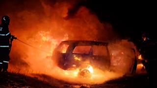 Maşină cuprinsă de flăcări, într-o parcare din Iaşi. În doar câteva clipe s-a făcut scrum. De la ce ar fi pornit focul