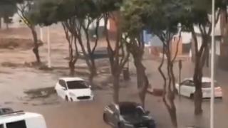 Alertă de inundaţii în Spania. Străzi înghiţite de ape, zeci de maşini aruncate în mare sau îngropate în noroi. Un bărbat a fost ucis de viitură